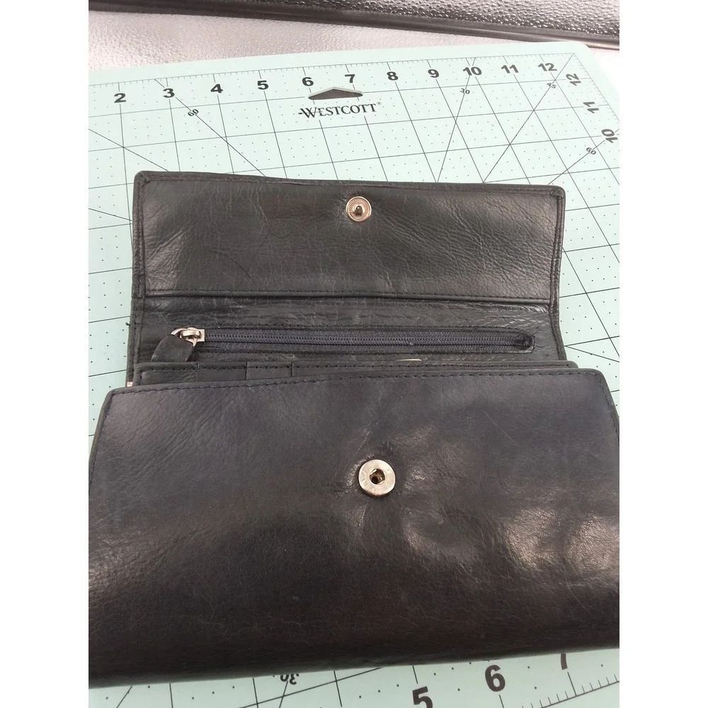 Classic Black Leather Bifold Wallet |‎ Snap Closure | Card Slots